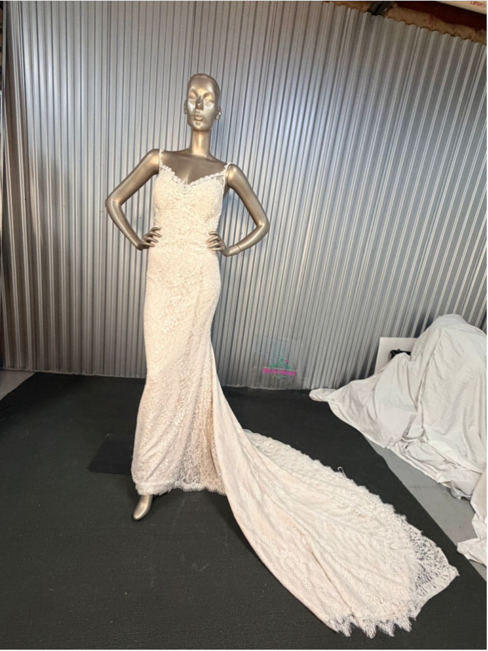Beautiful Bridal Lace Mermaid Wedding Gown Size 16 Nude Ivory Train